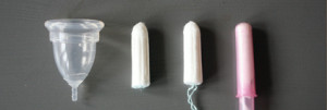 In functie de producator cupa menstruala poate fi colorata, de diferite marimi si cu forme diferite, confectionata din materiale diferite.  Recomandarea este sa identifici toate variantele disponibile, sa te informezi despre fiecare marca si sa alegi cupa menstruala care se potriveste cel mai bine in fuctie de specificul menstruatiei tale. Exista producatori care comercializeaza cupe menstruale de marime universala si pana la 5 marimi. Ca si in cazul absorbantelor si tampoanelor, cupa menstruala se alege in functie de fluxul menstrual, zilele menstruatiei si varsta. Atentie, cupa menstruala ca si tampoanele nu este recomandata adolescentelor sau femeilor care nu si-au inceput viata sexuala.