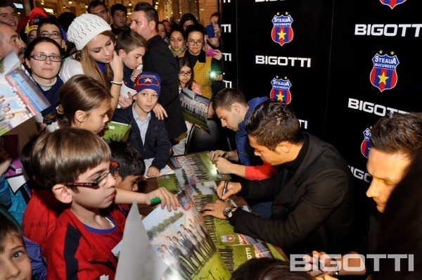 Steaua - Shopping si autografe in magazinul BIGOTTI (1)